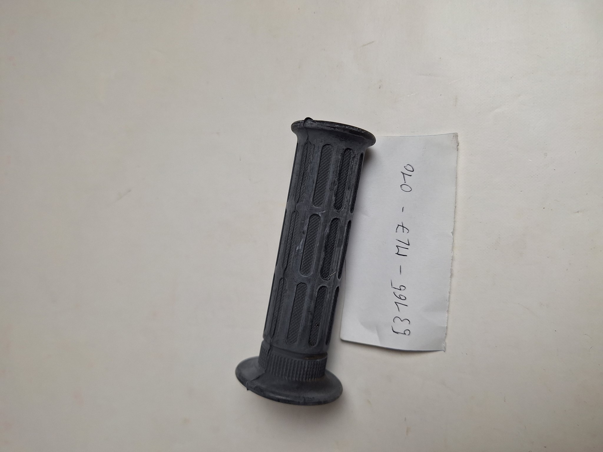 Picture of GRIFFGUMMI    53165-ML7-010  VTR 750 F